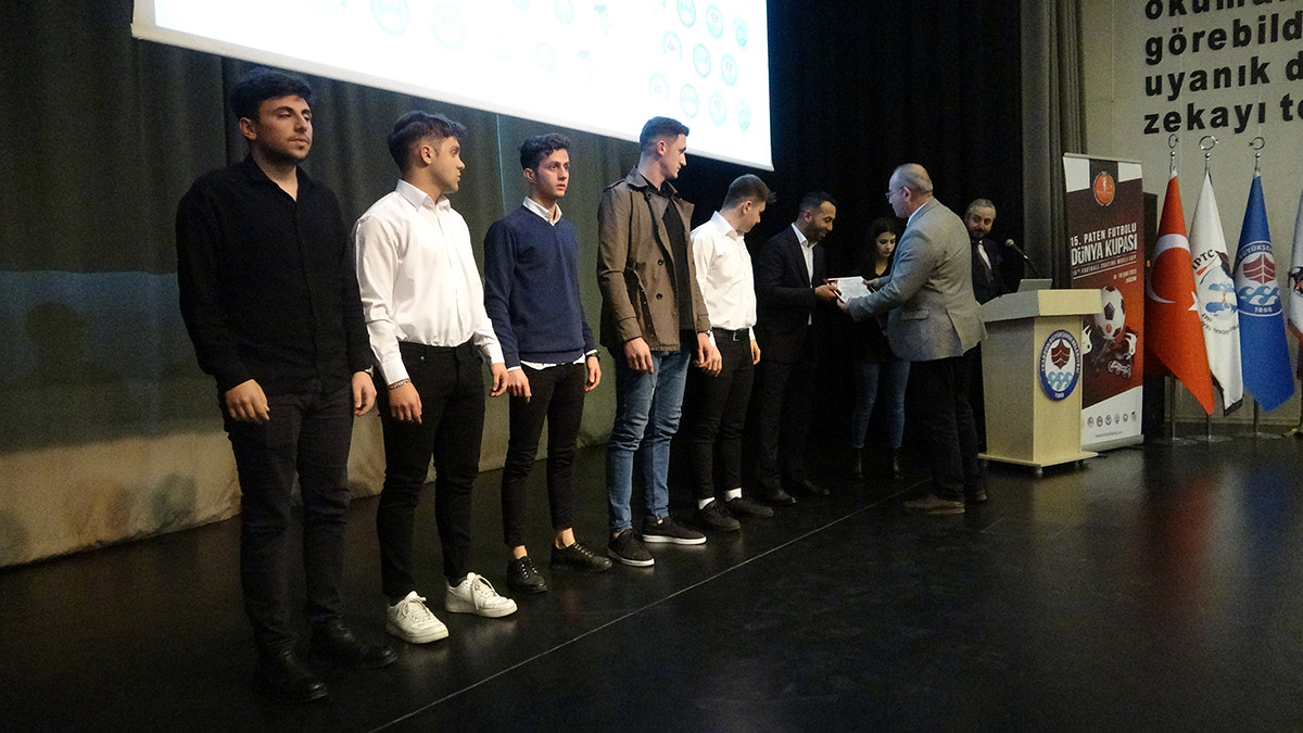 Trabzon’da 18-28 Şubat tarihlerinde düzenlenecek 15’inci Paten Futbolu Dünya Şampiyonası’nda görev almak üzere eğitilen 40 hakeme C sınıfı uluslararası yeterlilik sertifikası verildi.