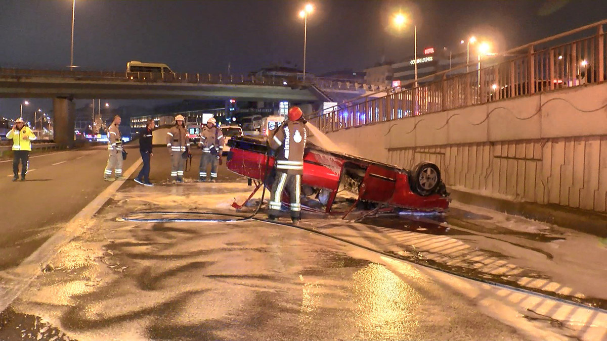 Pendik'te takla atan otomobil yandı