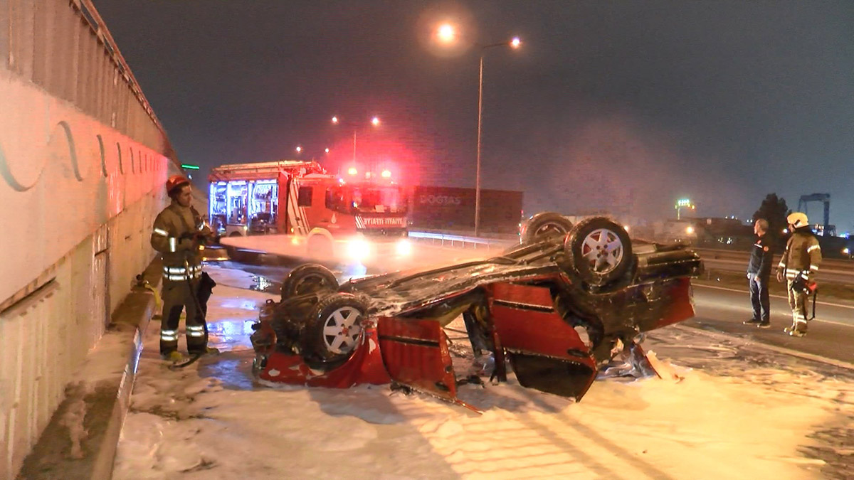 Pendik'te takla atan otomobil yandı