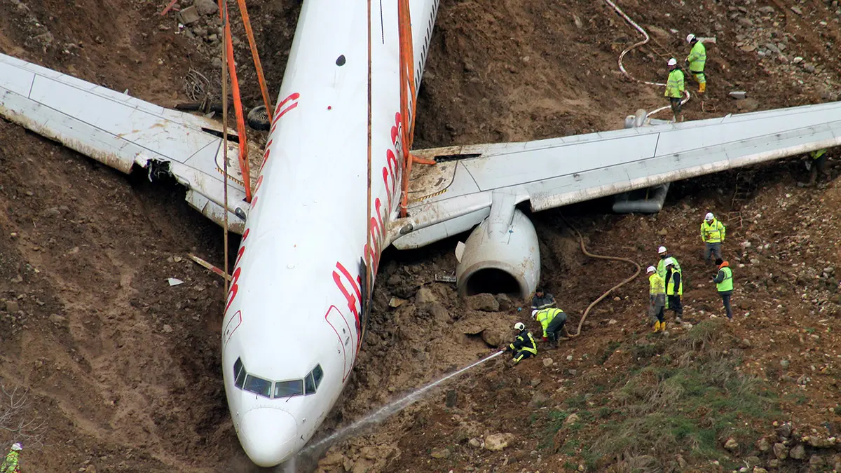 Pistten çıkan uçakta yolcular 'ölüm korkusu' yaşamıştı. Trabzon havalimanı'nda 5 yıl önce, boeing 737-800 tipi yolcu uçağının iniş sırasında kontrolden çıkıp, denize 25 metre kala yamaca saplandığı, 2 pilotu hakkında 3 yıla kadar hapis istemiyle dava açıldığı kazaya ilişkin soruşturmada yolcuların ifadelerine dha ulaştı.