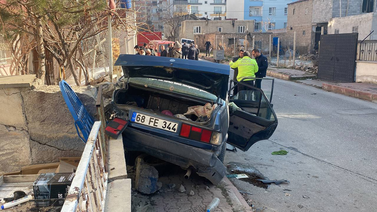 Niğde'de polisten kaçan ehliyetsiz sürücü kaza yaptı