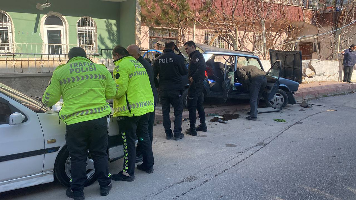 Niğde'de polisten kaçan ehliyetsiz sürücü kaza yaptı