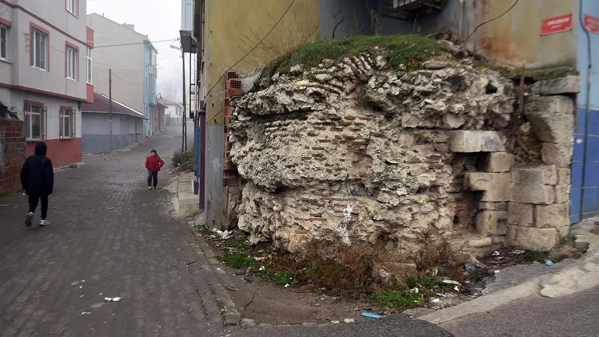 Edirne'de, osmanlı döneminden kalma tarihi çeşmeler bahçe duvarı olarak kullanılırken, bazıları da defineciler tarafından tahrip edildi.
