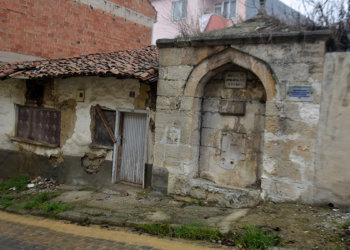 Tarihi çeşmeler bahçe duvarı olarak kullanılıyor