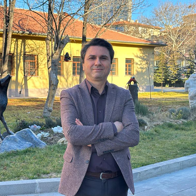 Ankara Üniversitesi Veteriner Fakültesi Dekan Yardımcısı Prof. Dr. Hakan Öztürk, hava sıcaklıklarının mevsim normallerinin üzerinde seyretmesinin, doğada hayvanların fizyolojisini de olumsuz etkilediğini söyledi.