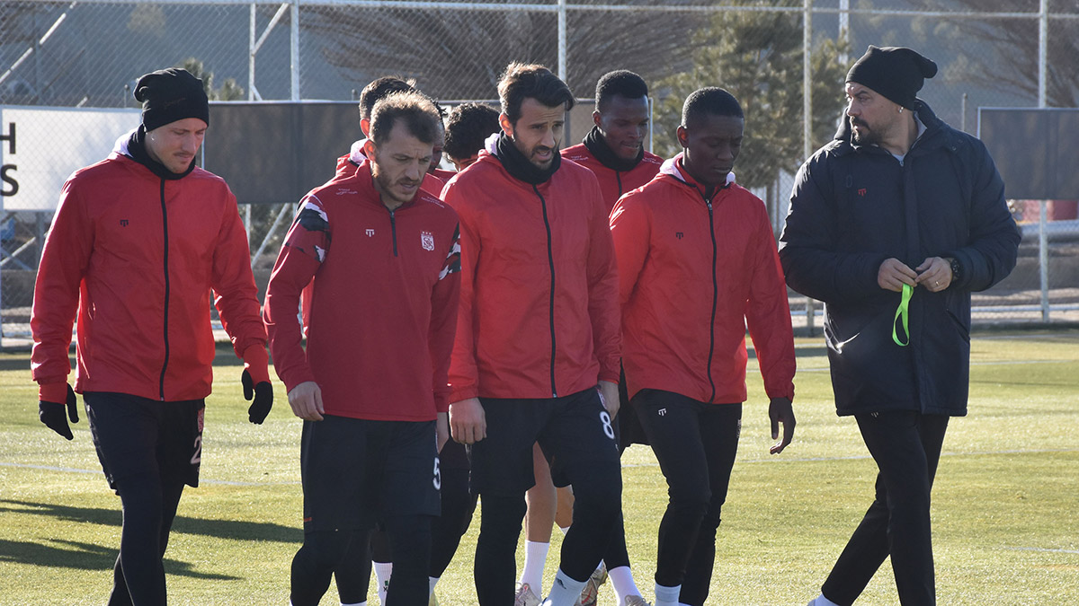 Demir Grup Sivasspor Teknik Direktörü Rıza Çalımbay, Uğur Çiftçi transferine karşılık Galatasaray'dan istenen Emre Taşdemir ile ilgili olarak "Tabi ki bizi istemeyeni bizim de zorla almamız mümkün değil. Emre Galatasaray'dan başka bir yere gitmek istemeyebilir. Ama bizim de bir sol bek almadan Uğur'u bırakma şansımız yok" dedi.