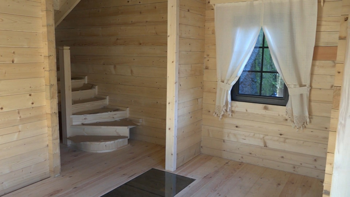 Rize’de, yapı firmasınca inşa edilen, 360 derece dönebilen ahşap ev, ilgi odağı oldu.