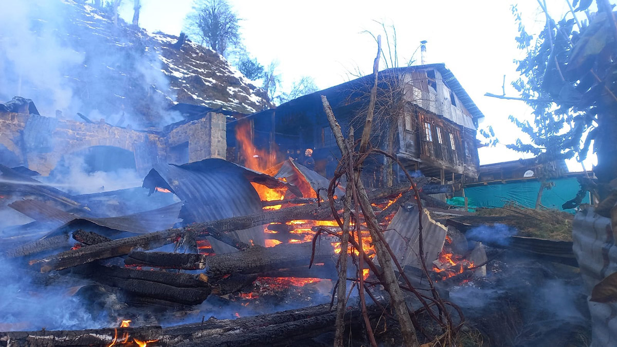 Rize'de yangın; 2'şer katlı 2 ev kül oldu