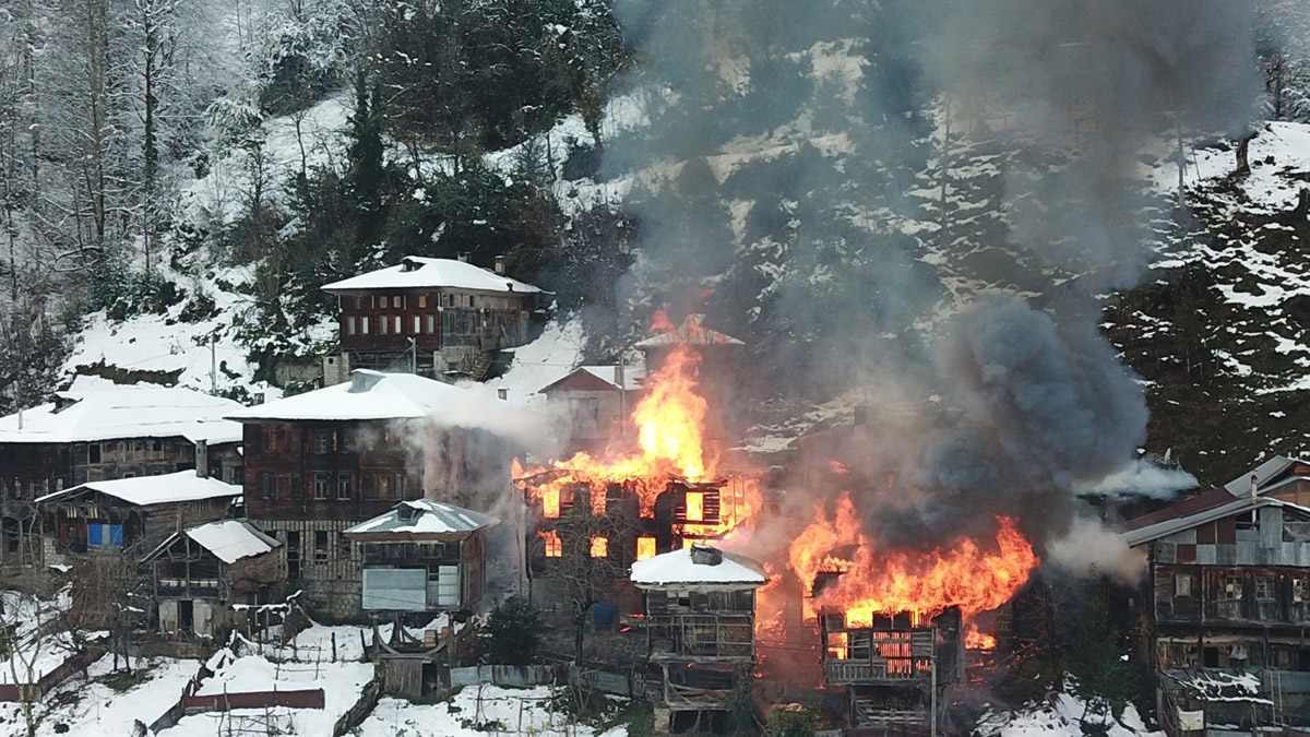 Rize'de yangın; 2'şer katlı 2 ev kül oldu