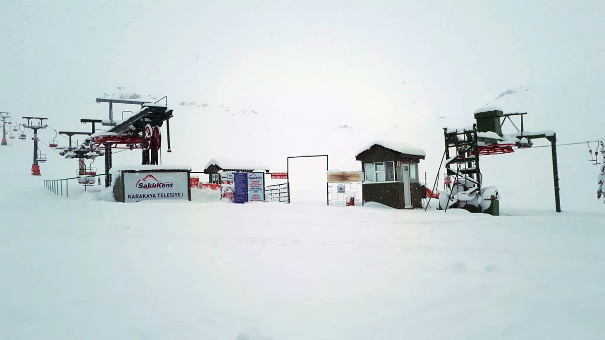 Saklıkent Kayak Merkezi'ne sezonun ilk karı yağdı
