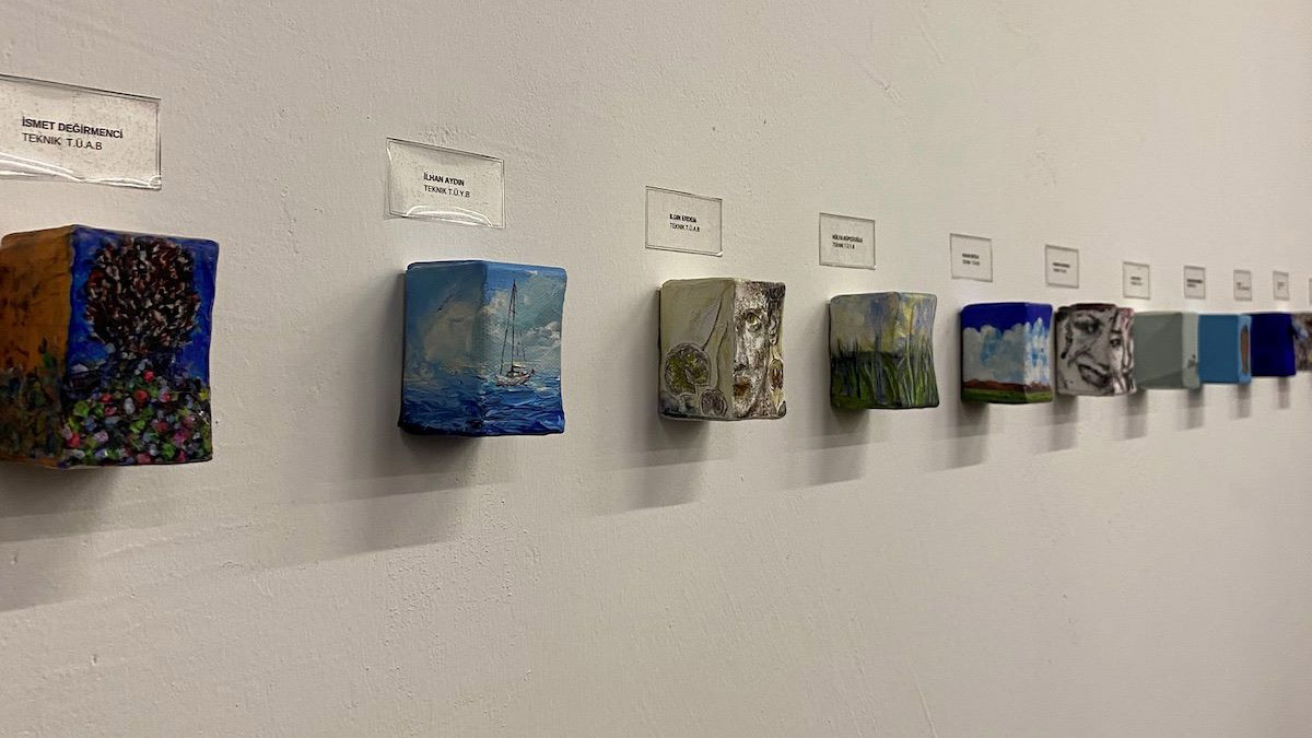 Vesikalık tuvallere resim yaptılar