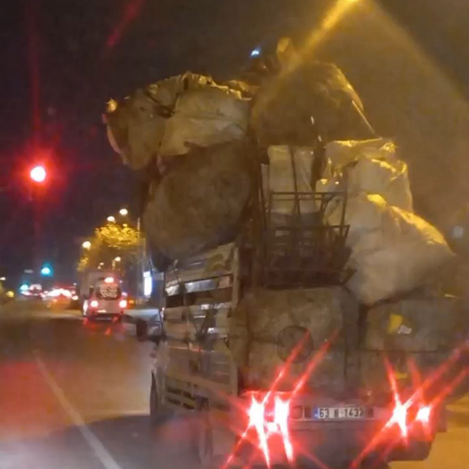 Sancaktepe'de kamyonet kasasında tehlikeli yolculuk