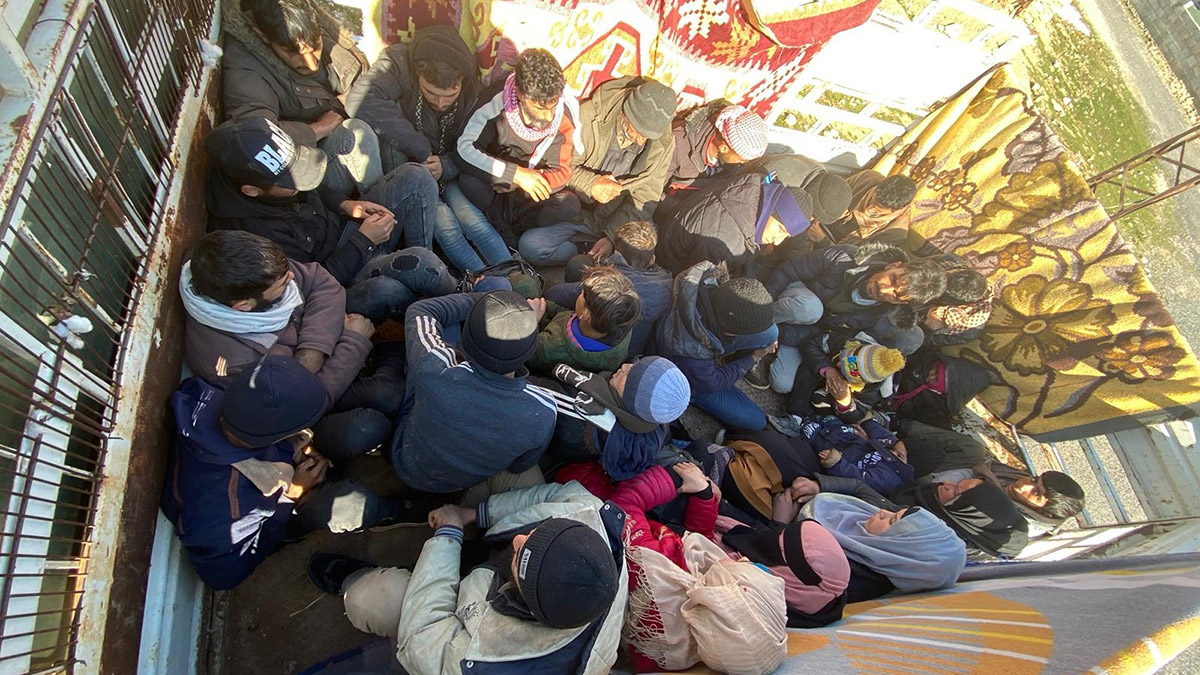 Şanlıurfa'da 83 kaçak göçmen yakalandı