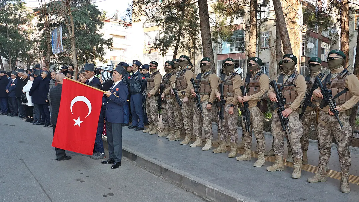 Diyarbakır emniyet müdürü ali gaffar okkan ve 5 mesai arkadaşı, şehit edilmelerinin 22'nci yıl dönümünde düzenlenen törenle anıldı.