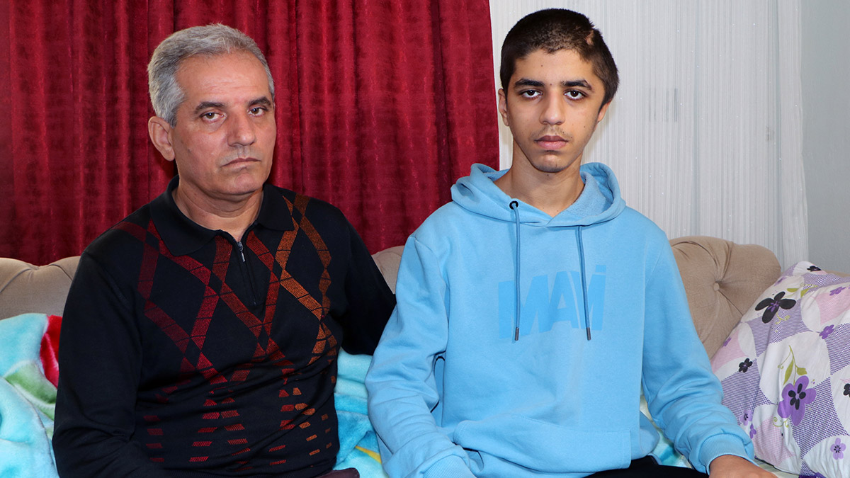 Adana'da, çocukluk arkadaşı serkan mutlu'yu (18) öldüresiye dövüp, komalık ettiği iddiasıyla 'kasten yaralama' suçundan 3 yıla kadar hapis istemiyle tutuklu yargılanan yusuf can azgın (18), adli kontrol şartıyla tahliye edildi.