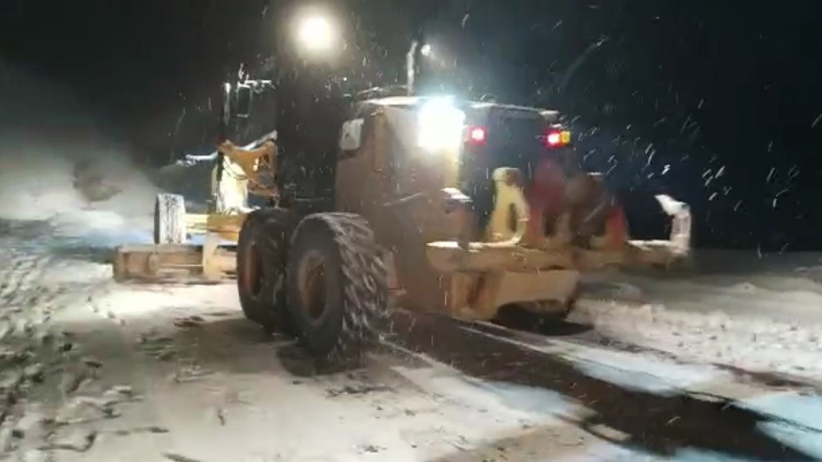 Karda mahsur kalan ambulans kurtarıldı