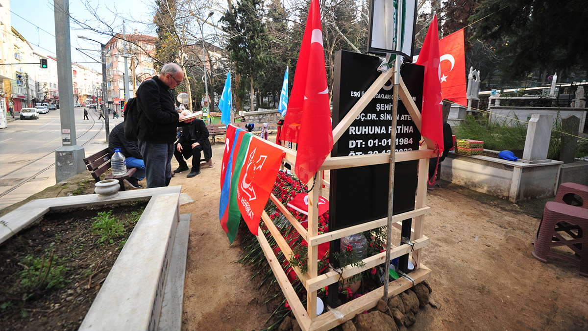 Sinan Ateş'in mezarında 7/24 'saygı' nöbeti