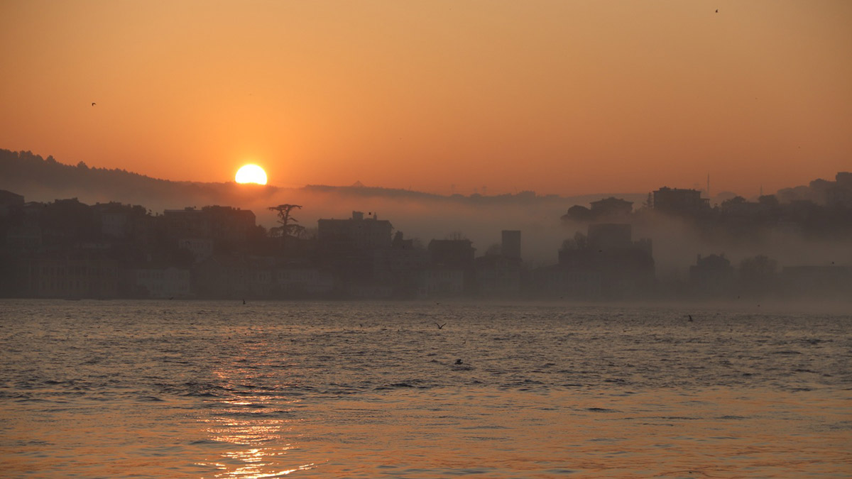 Boğazda sis kartpostallık görüntüler oluşturdu