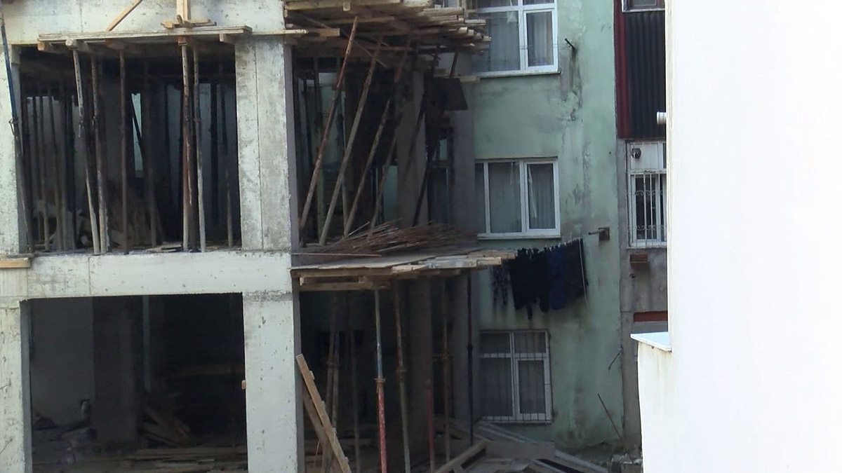 Pencere ve balkonu inşaata açılan bina