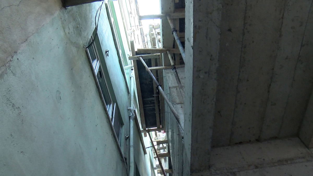 Pencere ve balkonu inşaata açılan bina