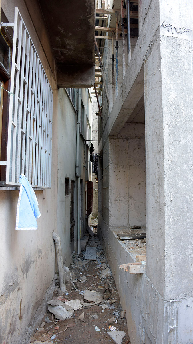 Şişli'de pencere ve balkonu inşaata açılan bina hayrete düşürdü. Bina inşaatının yatak odasının penceresine kadar dayandığını ifade eden Erdal Gölbaşı, "Akşam buradan hırsız gelse girse evimi de soyar, gasbeder, insan da öldürür" dedi.