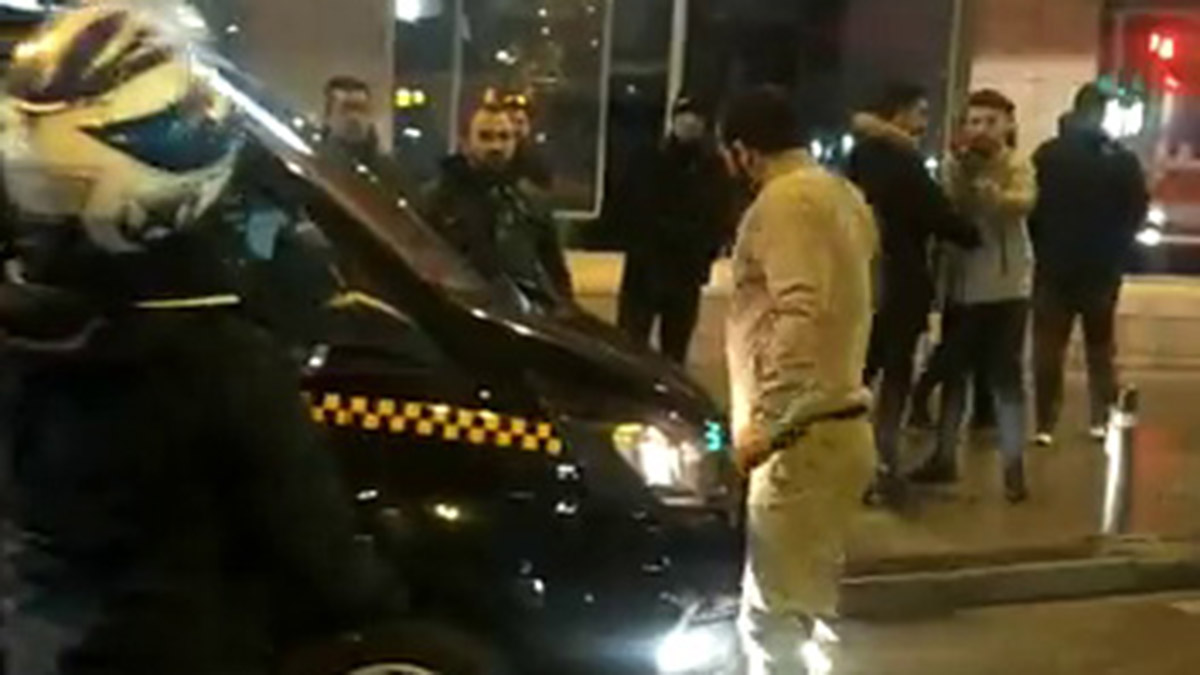 Kavga sırasında taksinin lastiğini kesti