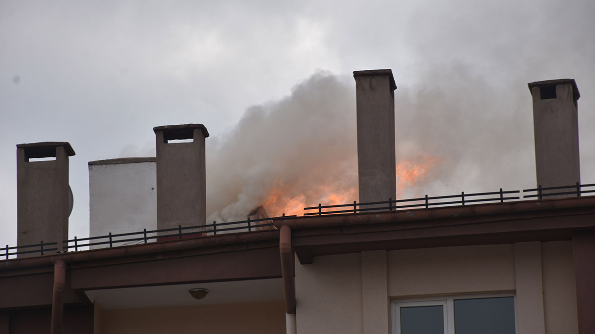 Sivas'ta 5 katlı apartmanın çatısında yangın