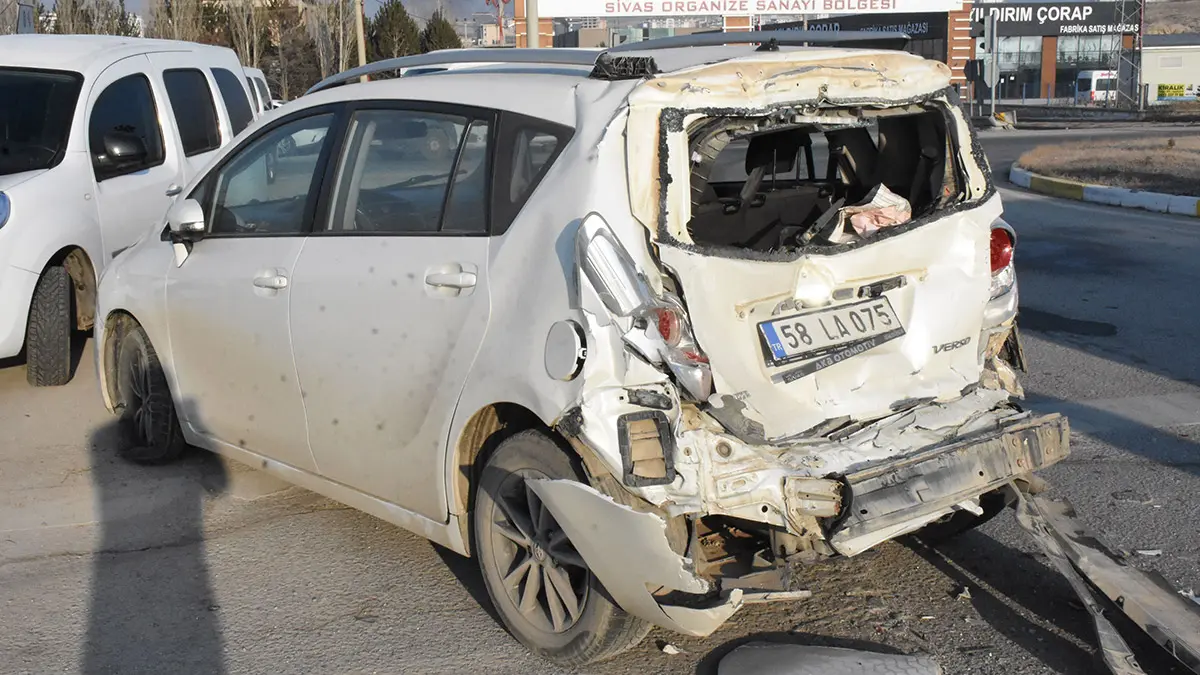 Sivas'ta işçi servisi ile otomobil çarpıştı, kavşaktaki çarpışma sonucu meydana gelen kazada, 4 kişi yaralandı.