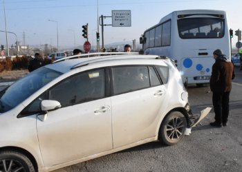Sivas'ta işçi servisi ile otomobil çarpıştı