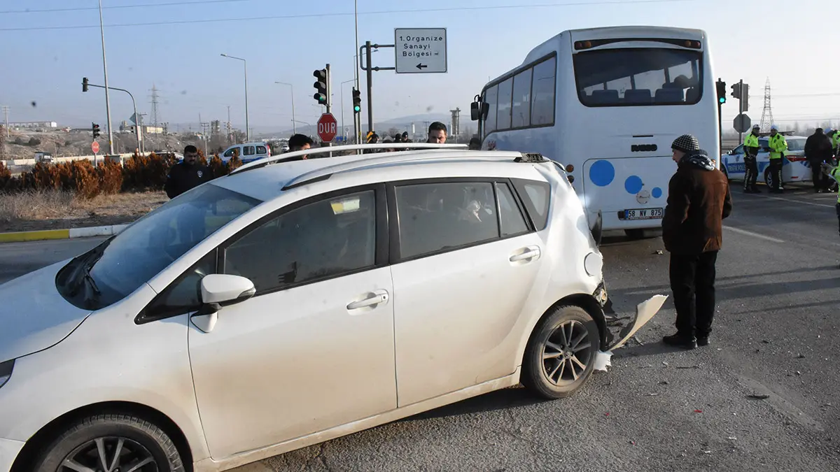 Sivas'ta işçi servisi ile otomobil çarpıştı