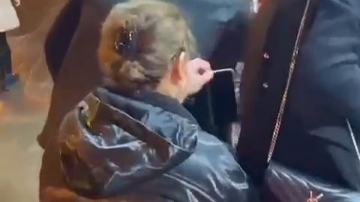 Alışveriş yapan kadının telefonunu çalan kadın yakalandı