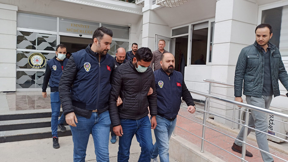 Mersin'de, iki arkadaşıyla kaldırımda yürüyen Hatice Aslan'ı (20) motosikletten attıkları içi su dolu balonla gözünden yaralayan Ahmet Kökcü (27) ve Bilal Kırıcı'nın (27) yargılanmasına başlandı.