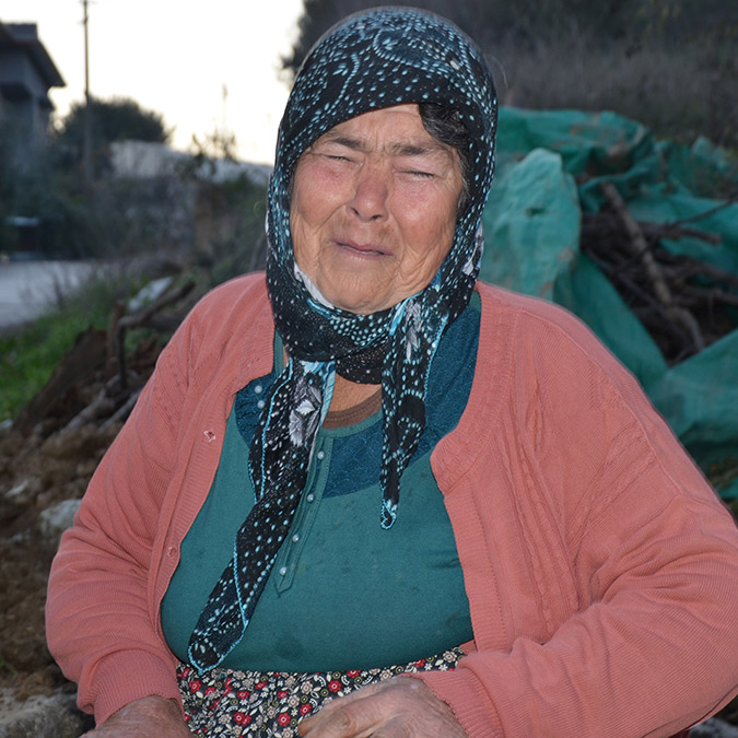 Sulama kanalına düşen inek kurtarıldı
