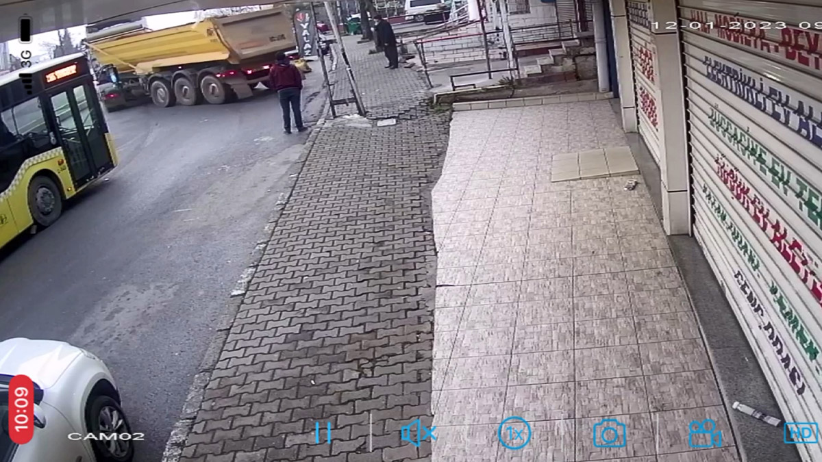 Kiracısının iş yerinin önüne bir kamyon toprak döktürdü