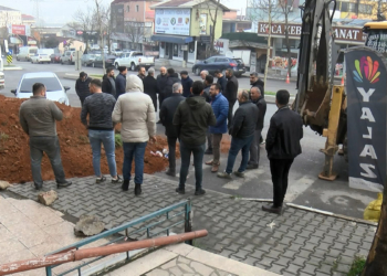 Kiracısının iş yerinin önüne bir kamyon toprak döktürdü
