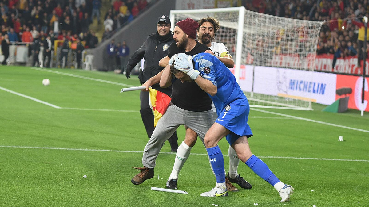 Spor Toto 1'inci Lig'de 27 Kasım 2022'de oynanıp tribün terörü yüzünden ilk yarıda tatil edilen Göztepe-Altay derbisi sonrası Tahkim Kurulu'ndan Göztepe'ye ret, Altay'a umut.