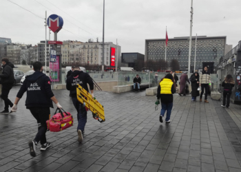 Taksim metrosunda raylara düşen yolcu için seferler durdu