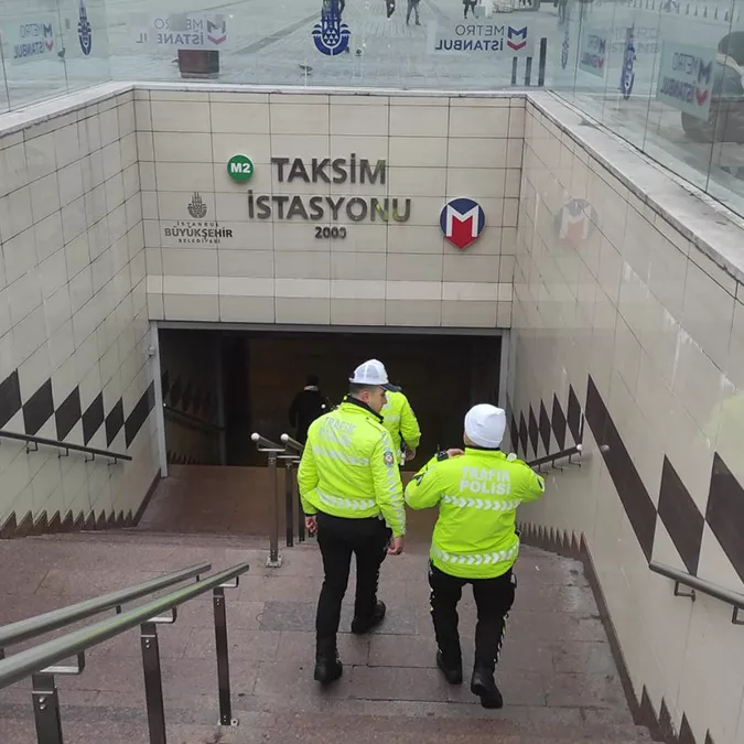 Taksim metrosunda raylara düşen yolcu için seferler durdu