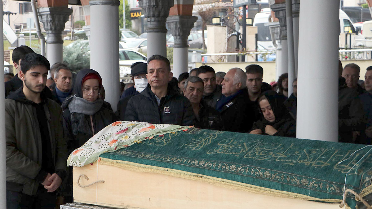 Evinde ölü bulunan doktor toprağa verildi