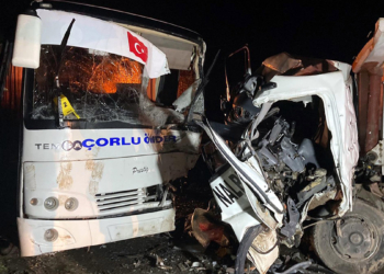 Tekirdağ'da servis midibüsü kamyonetle çarpıştı