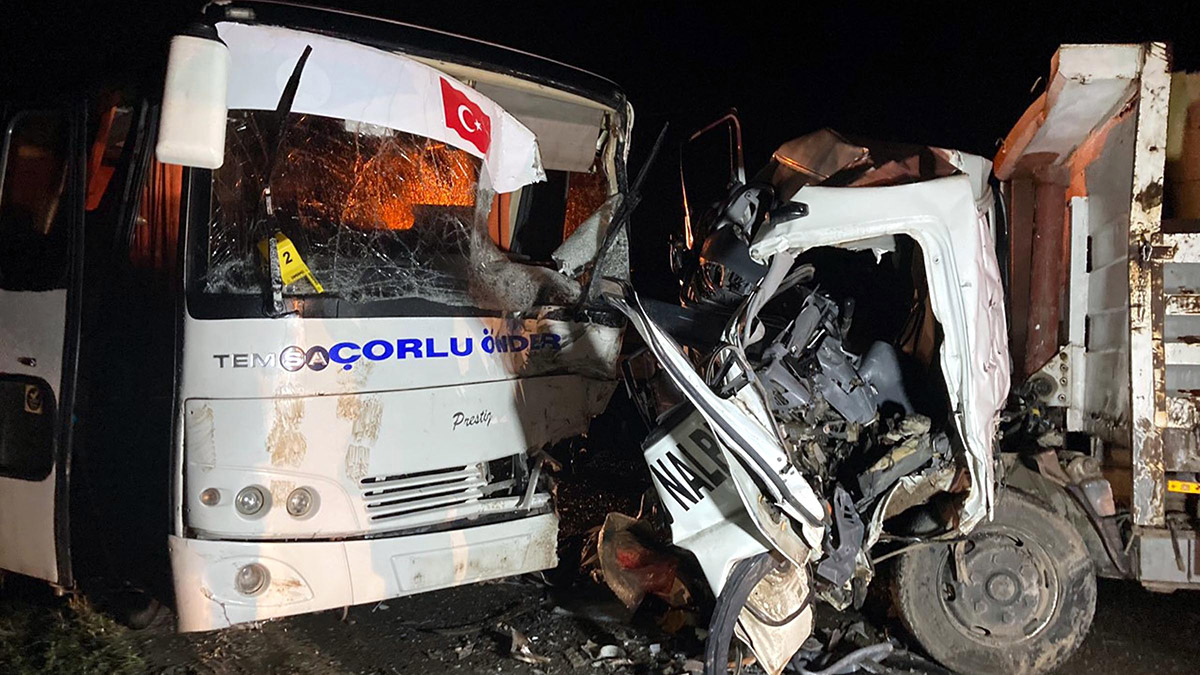 Tekirdağ'da servis midibüsü kamyonetle çarpıştı