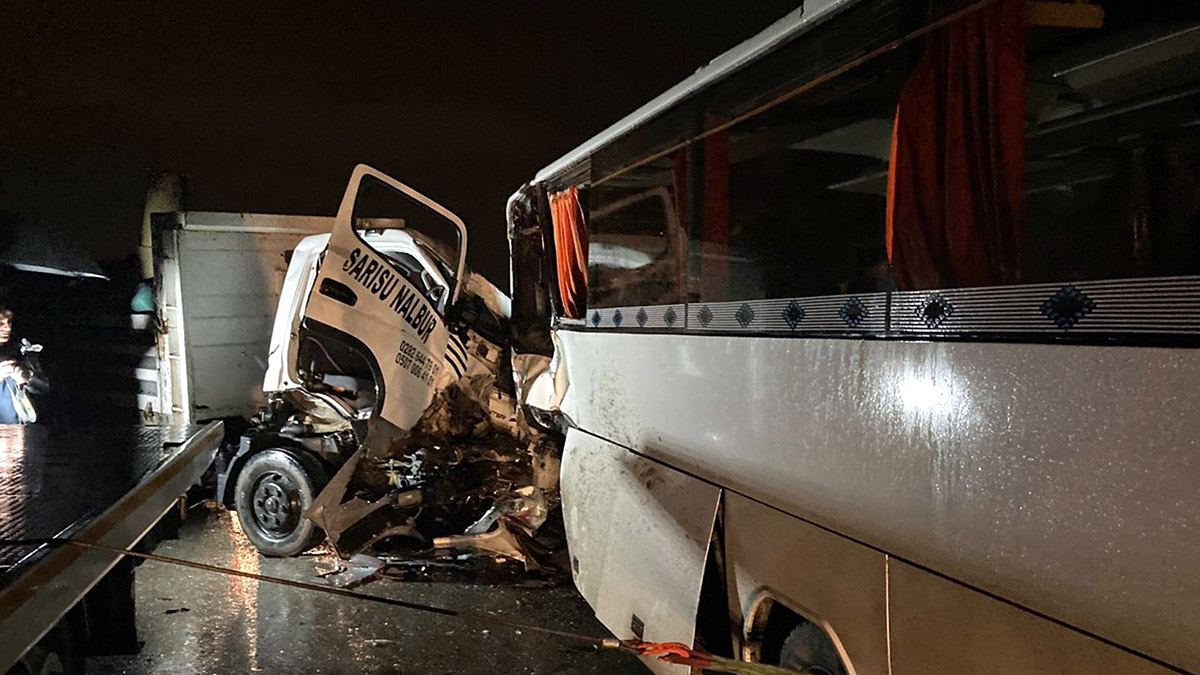 Tekirdağ'da servis midibüsü kamyonetle çarpıştı