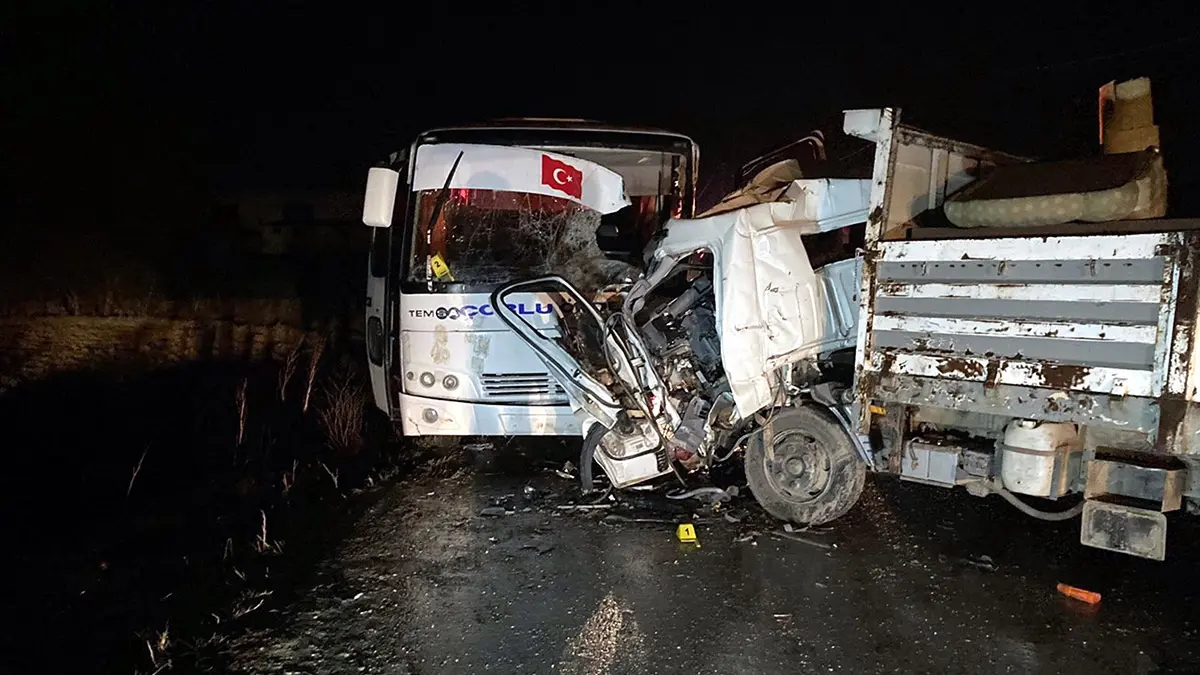 Tekirdağ'da servis midibüsü kamyonetle çarpıştı, fabrika servis midibüsü kamyonetin çarpıştığı kazada 1 kişi öldü, 20 kişi de yaralandı.