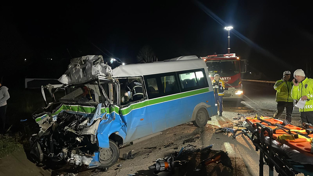 TIR'a arkadan çarpan minibüsün sürücüsü öldü