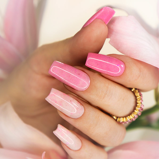 Son zamanlarda kadınlar tarafından el ya da ayaklara sık sık yaptırılan protez tırnakların mantar, bakteriyel enfeksiyon veya alerjik reaksiyonlara yol açabildiğini belirten Podolog Zehra Albayrak, çeşitli uyarılarda bulundu.