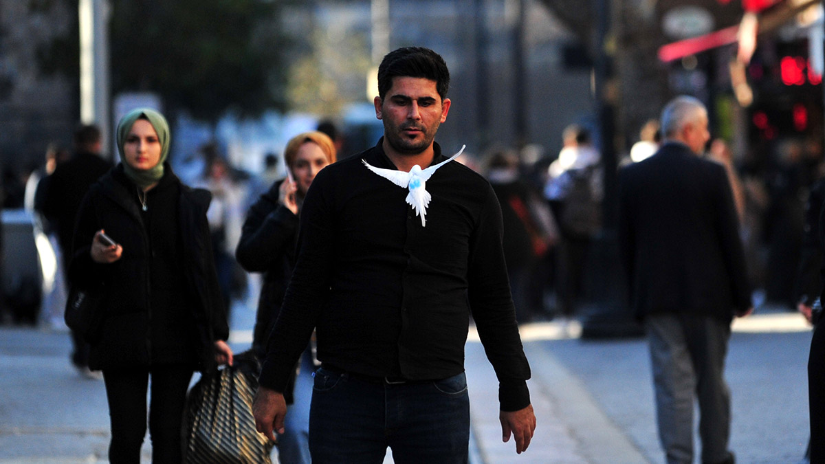 Bursa'da muhabbet kuşu yetiştiriciliği yapan Rahim Çakmak, 500'den fazla kelime öğrettiği muhabbet kuşu Ponçik'le çarşı, Pazar, AVM, düğün, her yere gidiyor.