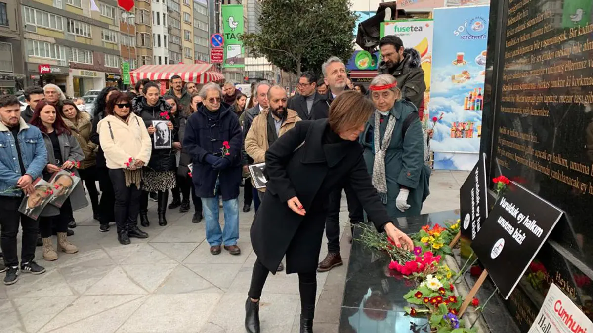 Uğur mumcu şişli'deki heykelinin başında anıldı