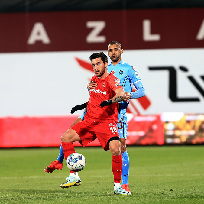 Ziraat Türkiye Kupası Son 16 Turu maçında HangiKredi Ümraniyespor'u deplasmanda normal süresi 1-1 sona eren karşılaşmada uzatma bölümünde bulduğu gollerle 4-1 mağlup eden Trabzonspor çeyrek finale adını yazdırdı.