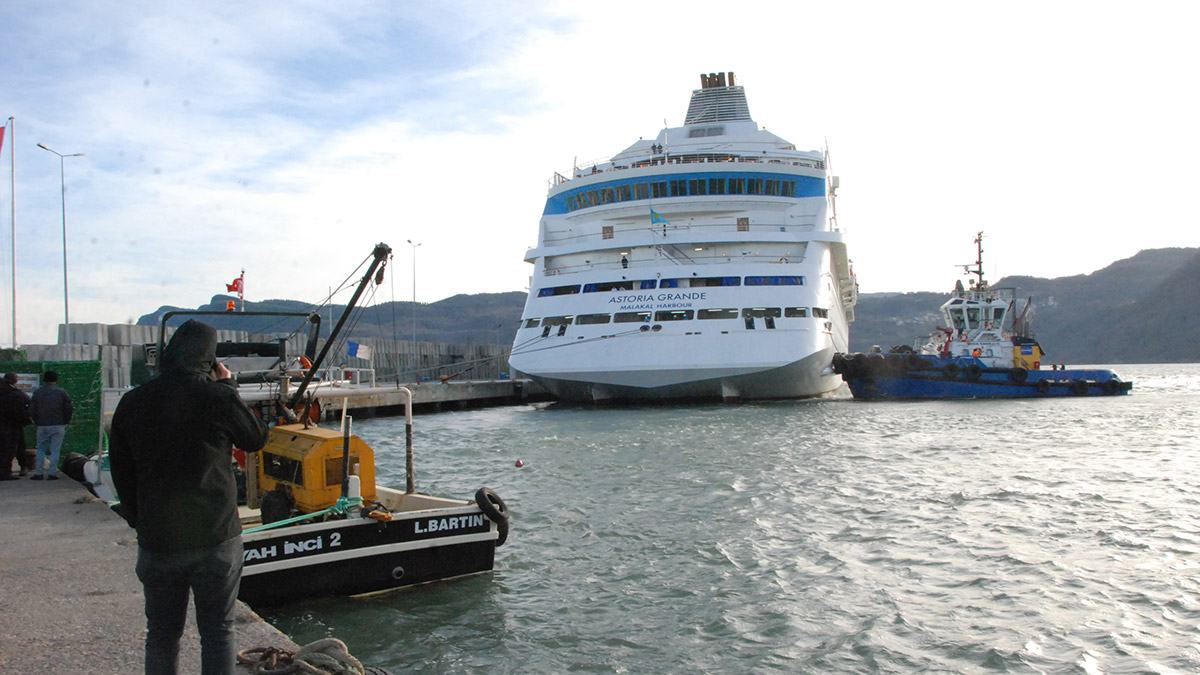 Usturmaçalara çarpan kruvaziyer İstanbul'da tamir edilecek