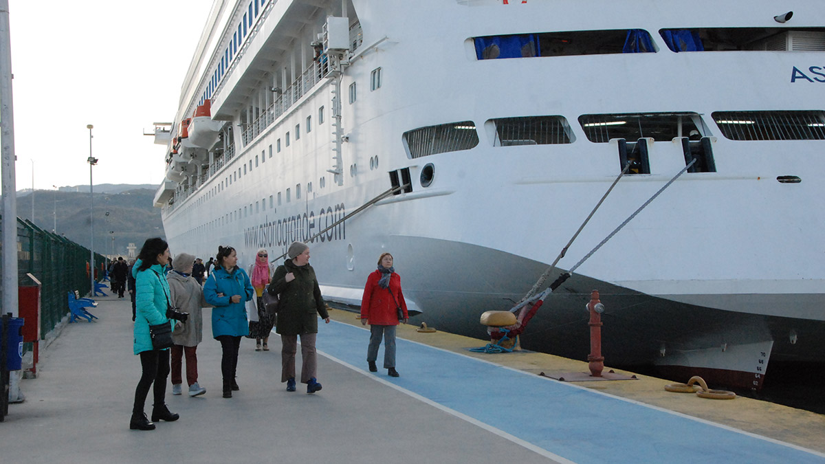 Usturmaçalara çarpan kruvaziyer İstanbul'da tamir edilecek